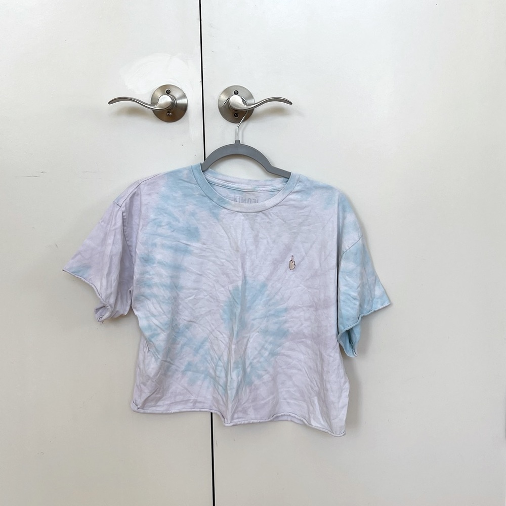 KIMOJI MIDDLE FINGER CROP TEE